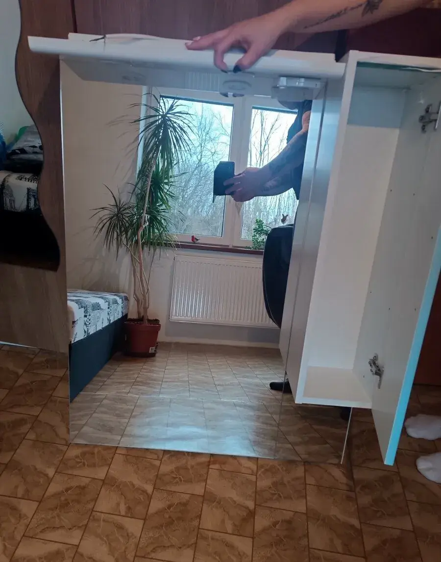 Zrcadlo +osvětlení+skříňka