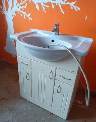 Koupelnová skříňka Dreja s umyvadlem a baterií