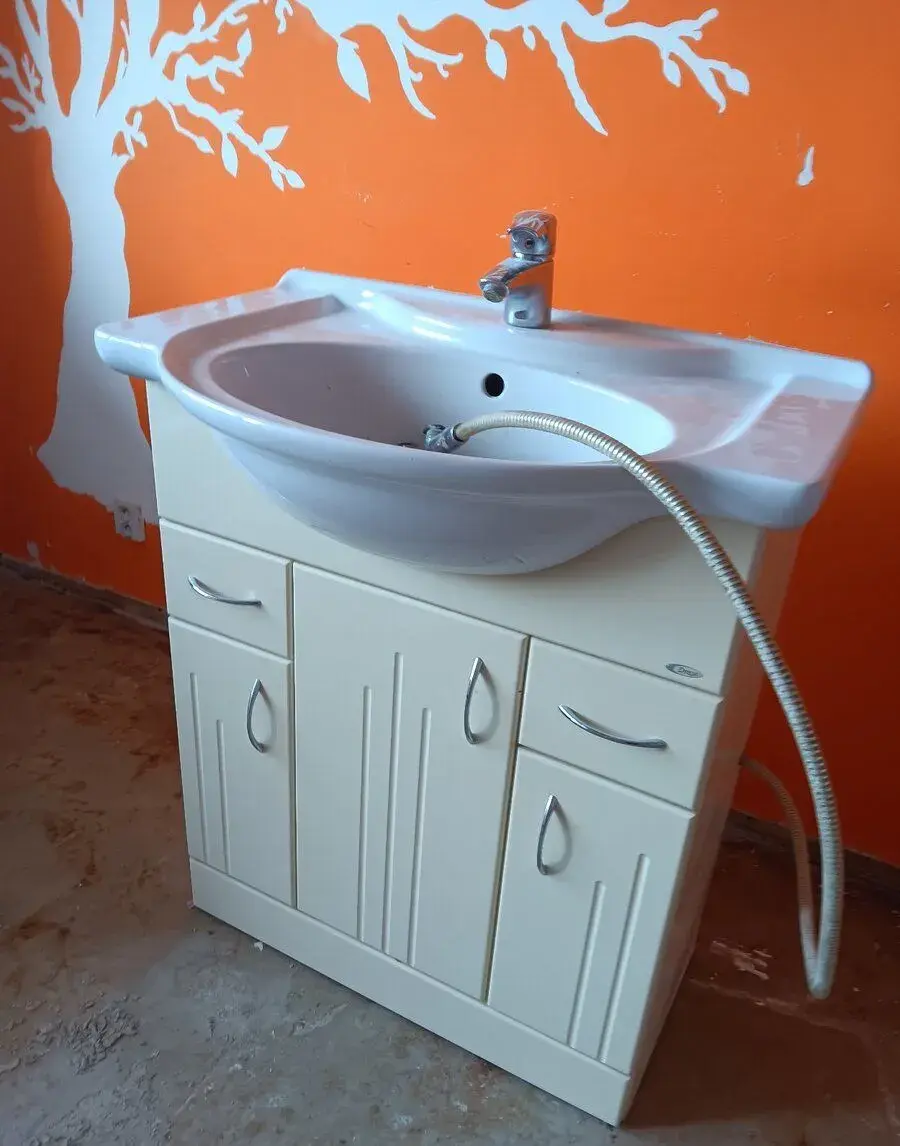 Koupelnová skříňka Dreja s umyvadlem a baterií