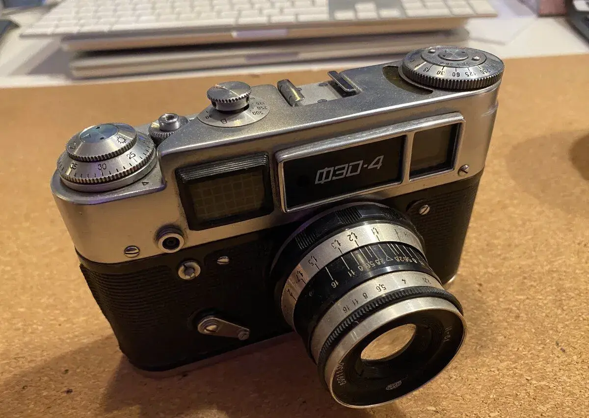 Historický dálkoměrný fotoaparát FED 4 (ФЭД-4) s Industar-61