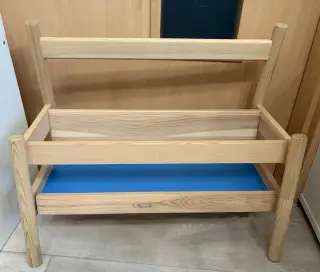 Dřevěná dětská knihovna Flisat (Ikea)