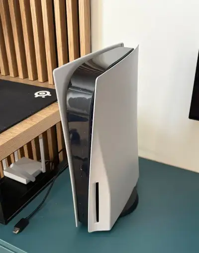 PlayStation 5 s mechanikou, 825 GB + 2 ovladače