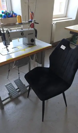 2ks šicí stroje Minerva (klasický a dvoujehlový)
