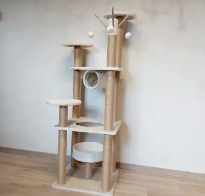 148 cm vysoké kočičí škrabadlo, základna 51 x 51 cm - nové