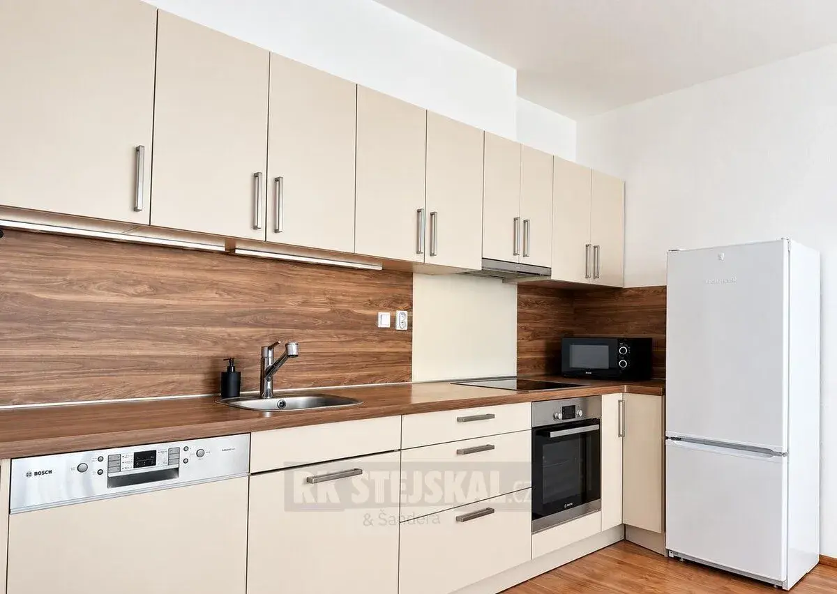 Pronájem zařízeného bytu 2+kk s balkonem a garážovým stáním