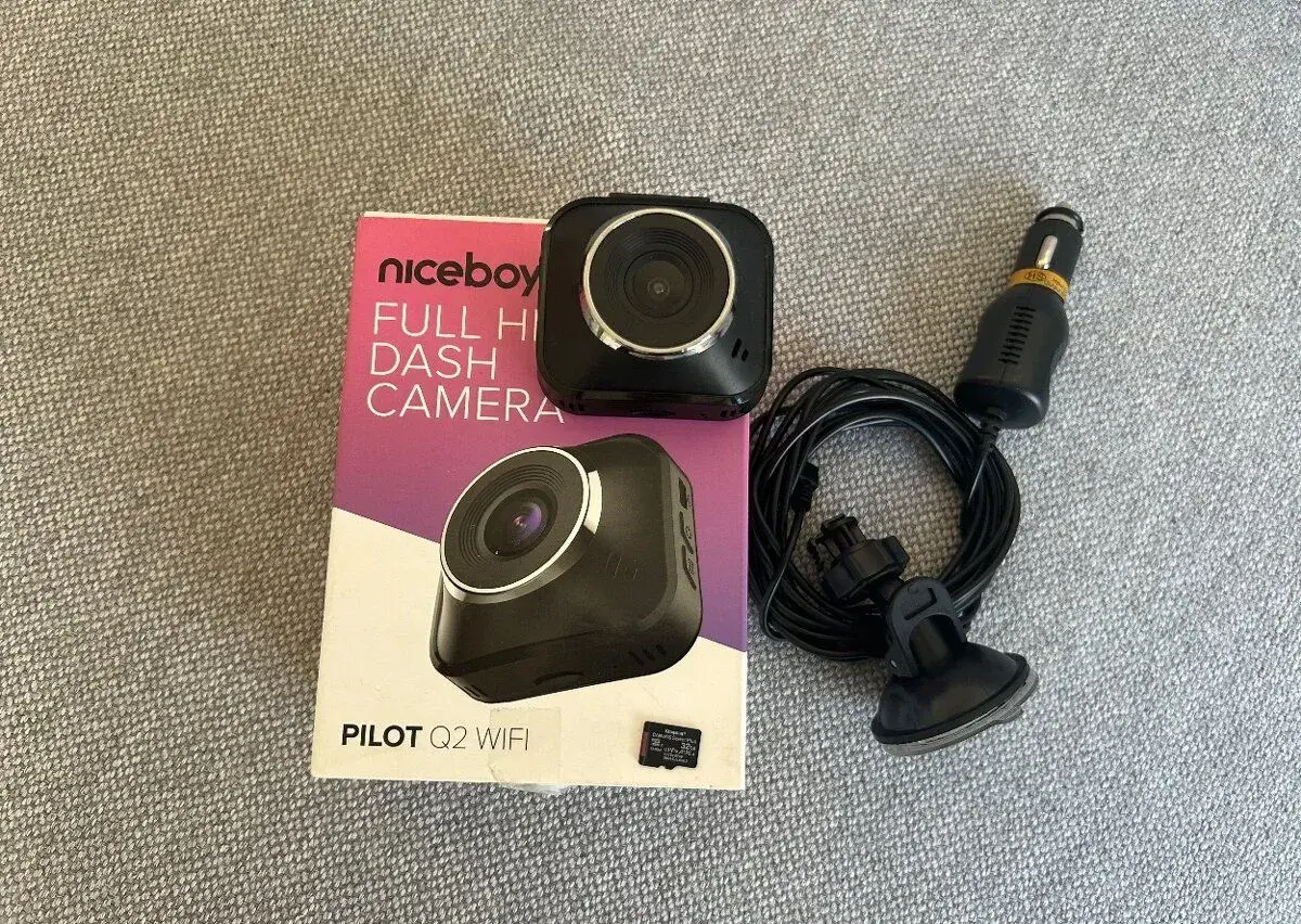 Kamera do auta NICEBOY PILOT Q2 Wifi 32GB karta