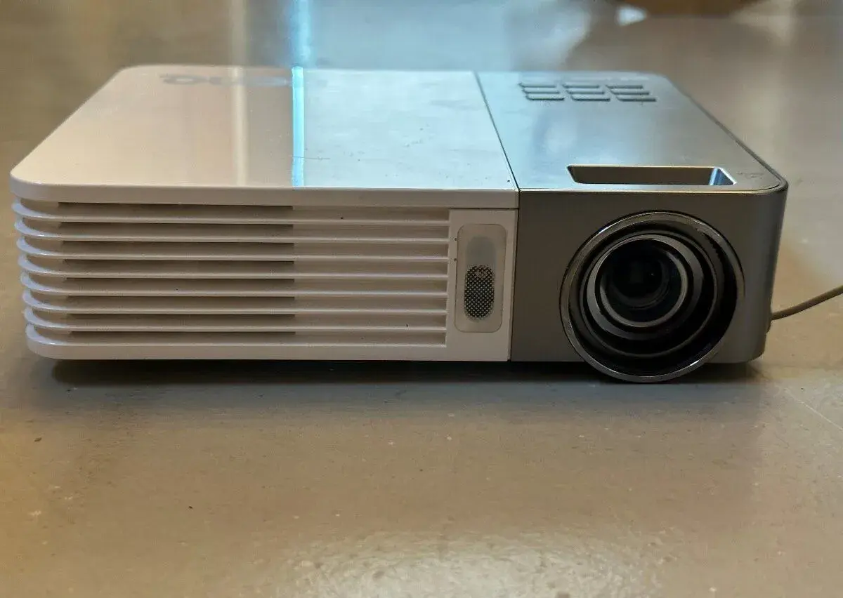 BenQ GP20 - Miniaturní a snadno přenosný LED projektor