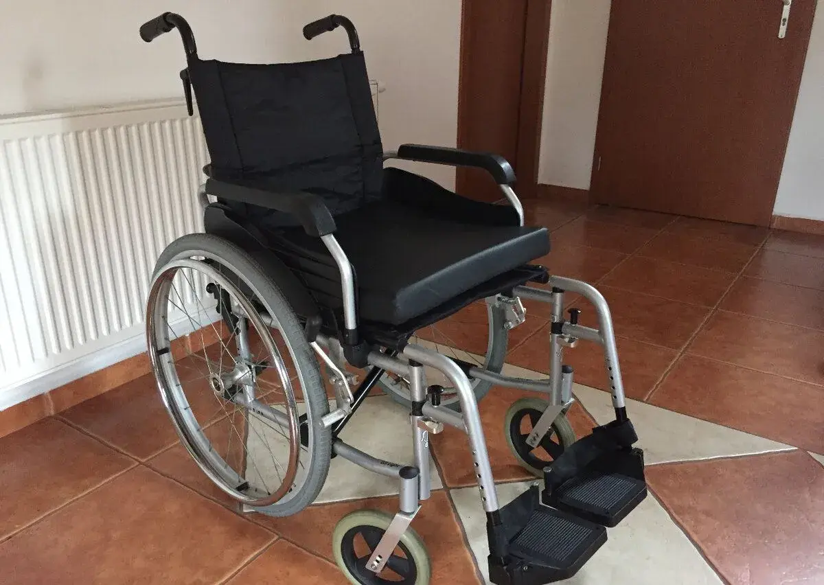 Invalidní vozík - mechanický odlehčený