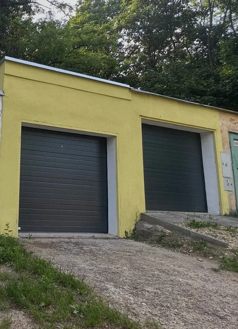Pronájem dvou garáží Nový Šaldorf – elektrická vrata