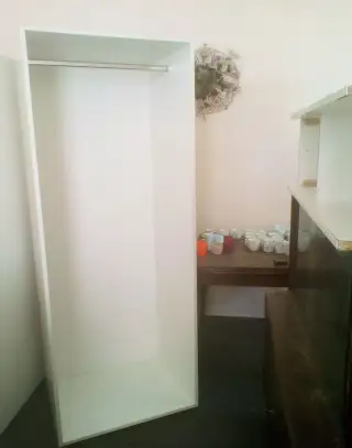 Šatní skříň otevřená