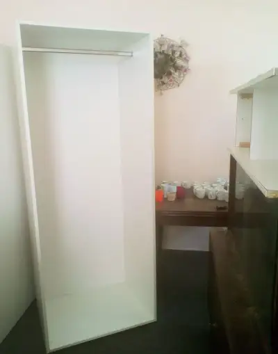 Šatní skříň otevřená