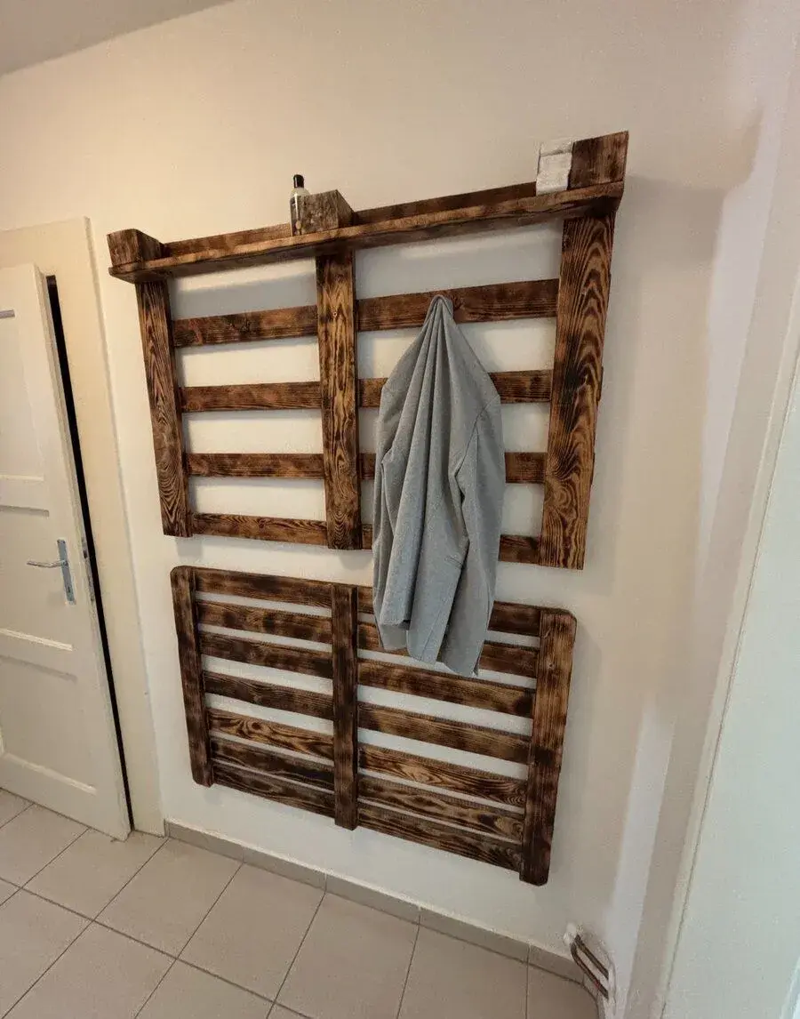 Dvoudílný paletový věšák do předsíně – rustikální styl