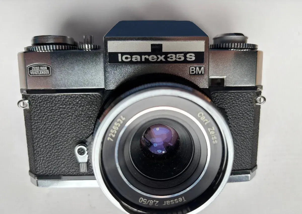 Icarex 35 S ( BM) s objektivem Carl Zeiss Tessar 2,8/50