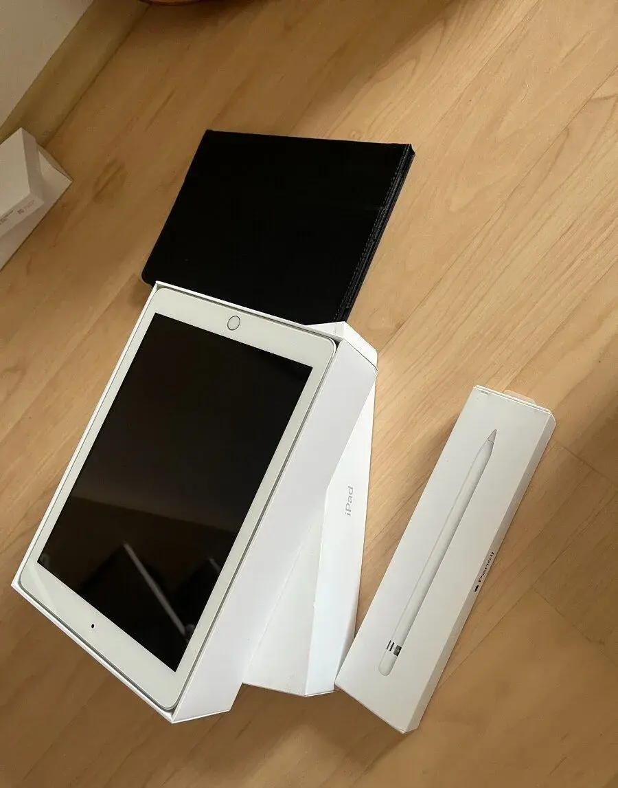 Apple iPad 6. generace (32 GB) Stříbrný