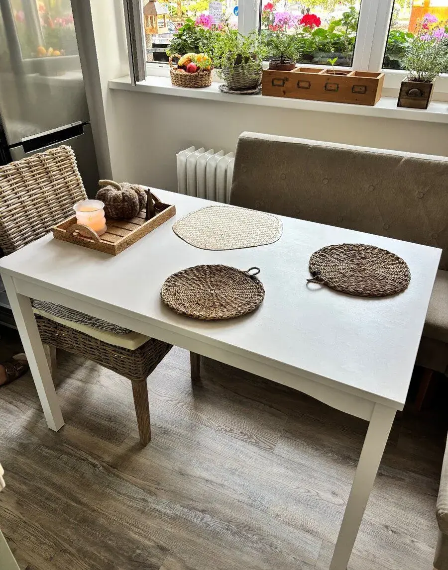 Bílý dřevěný jídelní stůl Ikea