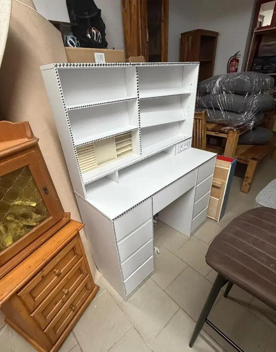 Komoda se stolkem