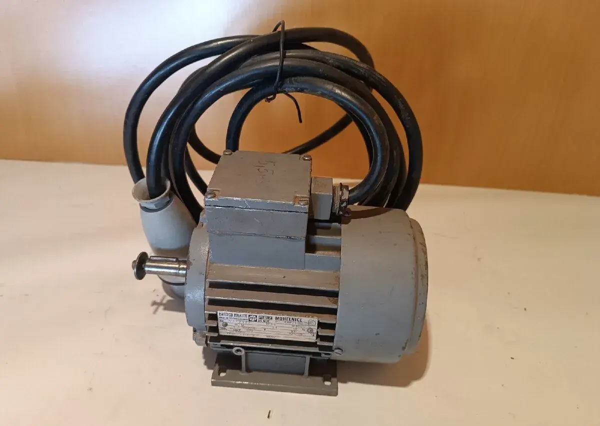 Třífázový elektromotor MEZ Mohelnice 4AP 71-6s – 180W