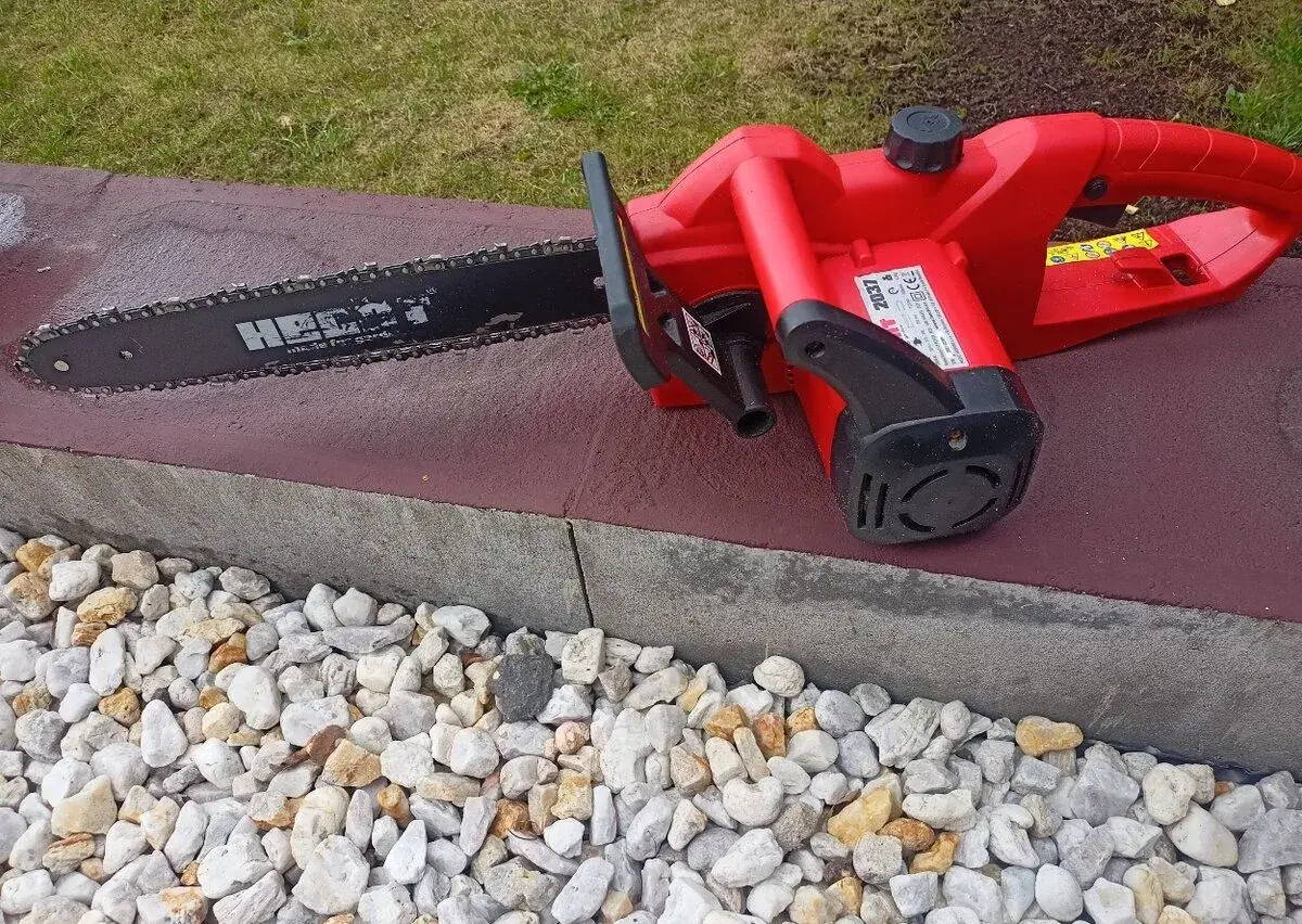Elektrická řetězová pila Hecht