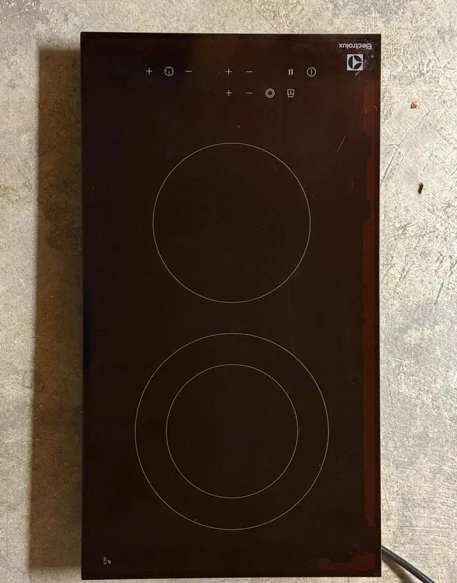 Skookeramická varná deska Electrolux.
