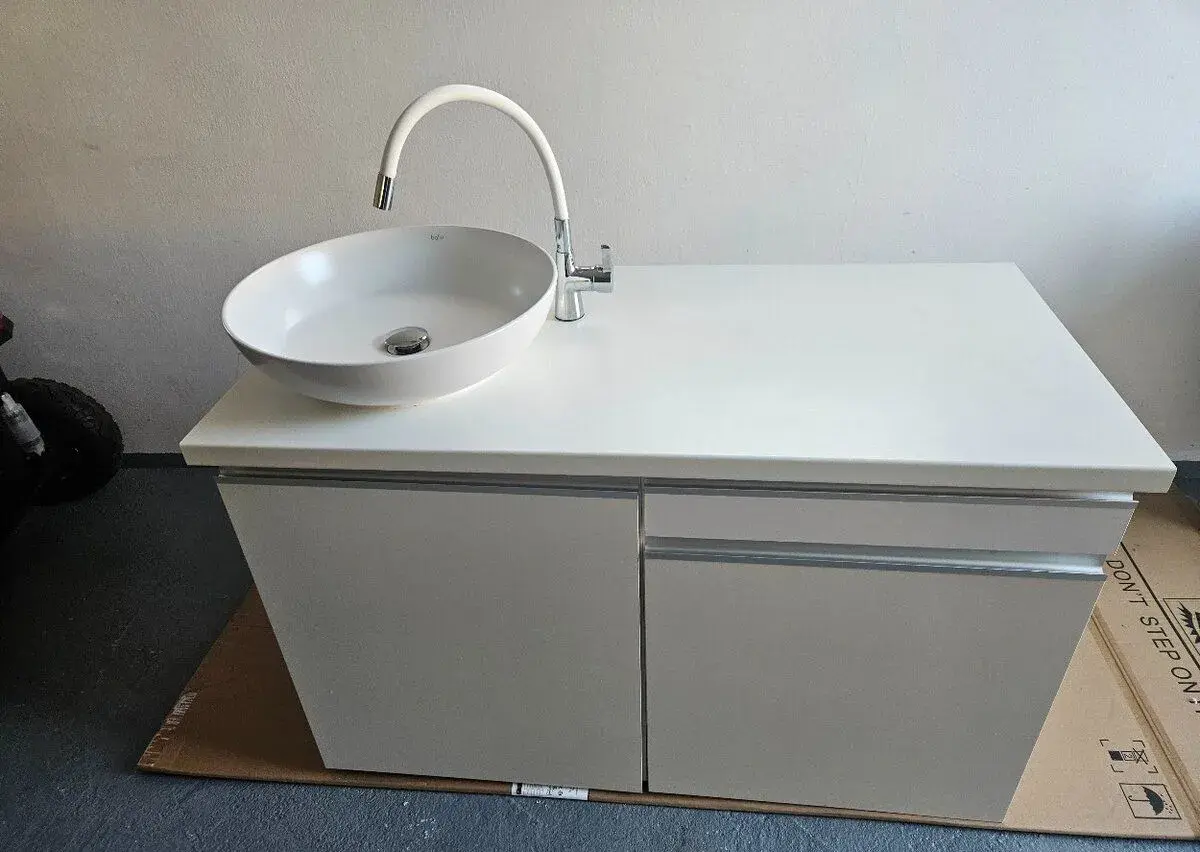 Dvojkomoda s umyvadlem nebo kuchyňská linka