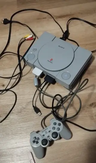 PlayStation 1 + příslušenství (včetně funkčního volantu)
