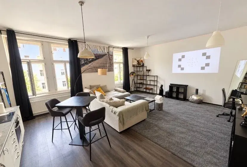 Pronájem prostorného zařízeného bytu 2+kk, 80 m² – Praha 4,