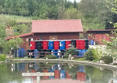 NOVÉ SUDY KOVOVÉ 200 LITRŮ SE SPONOU