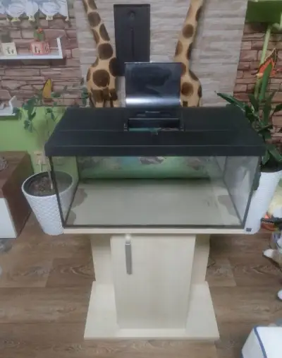 Akvárium,skříňku + komplet vybavení a krmení