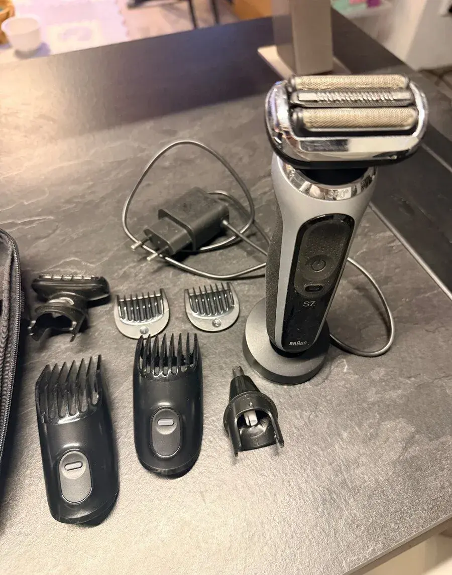 Braun Series 7 + zastřihovač Braun s příslušenstvím