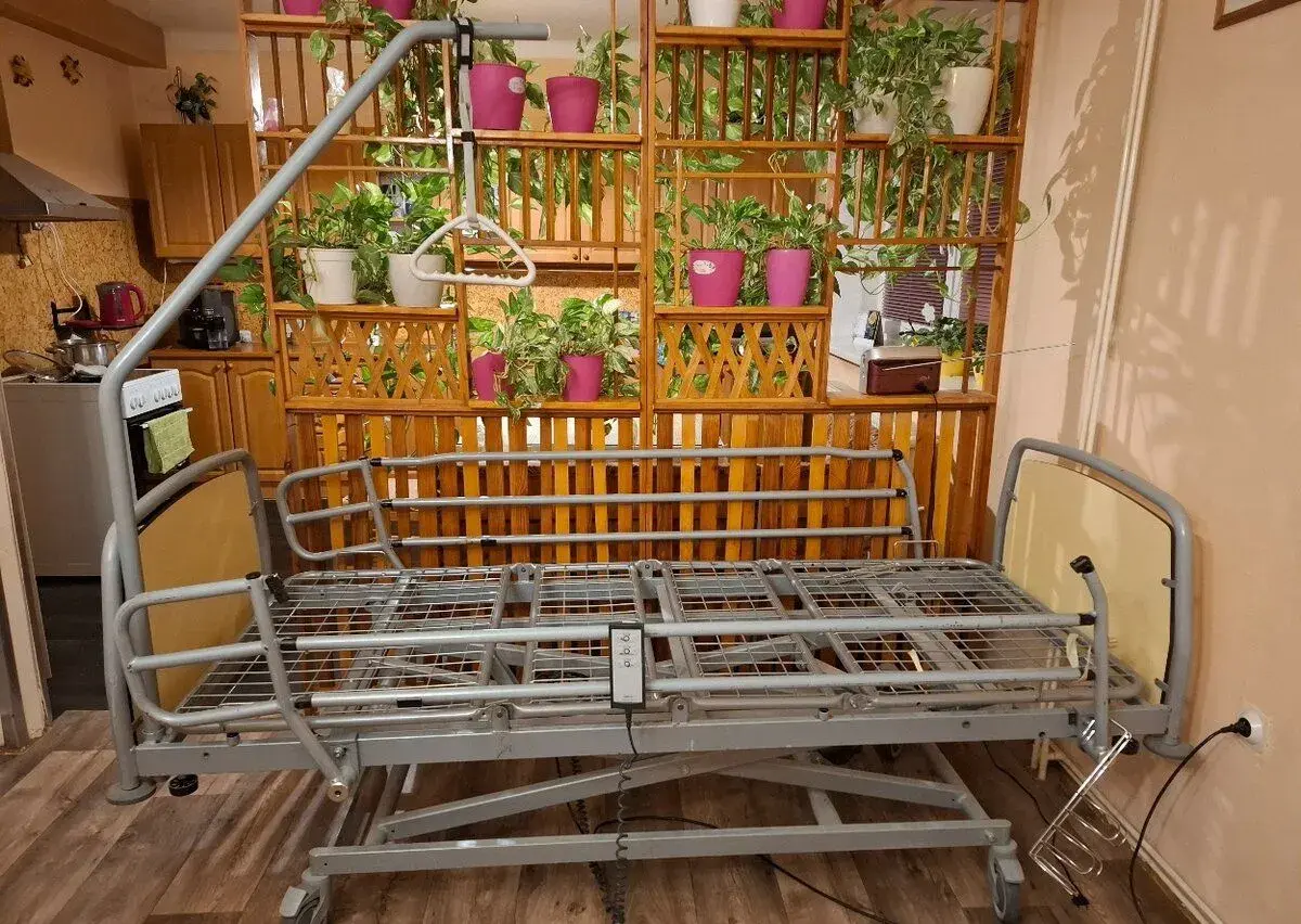 Polohovací elektrická postel