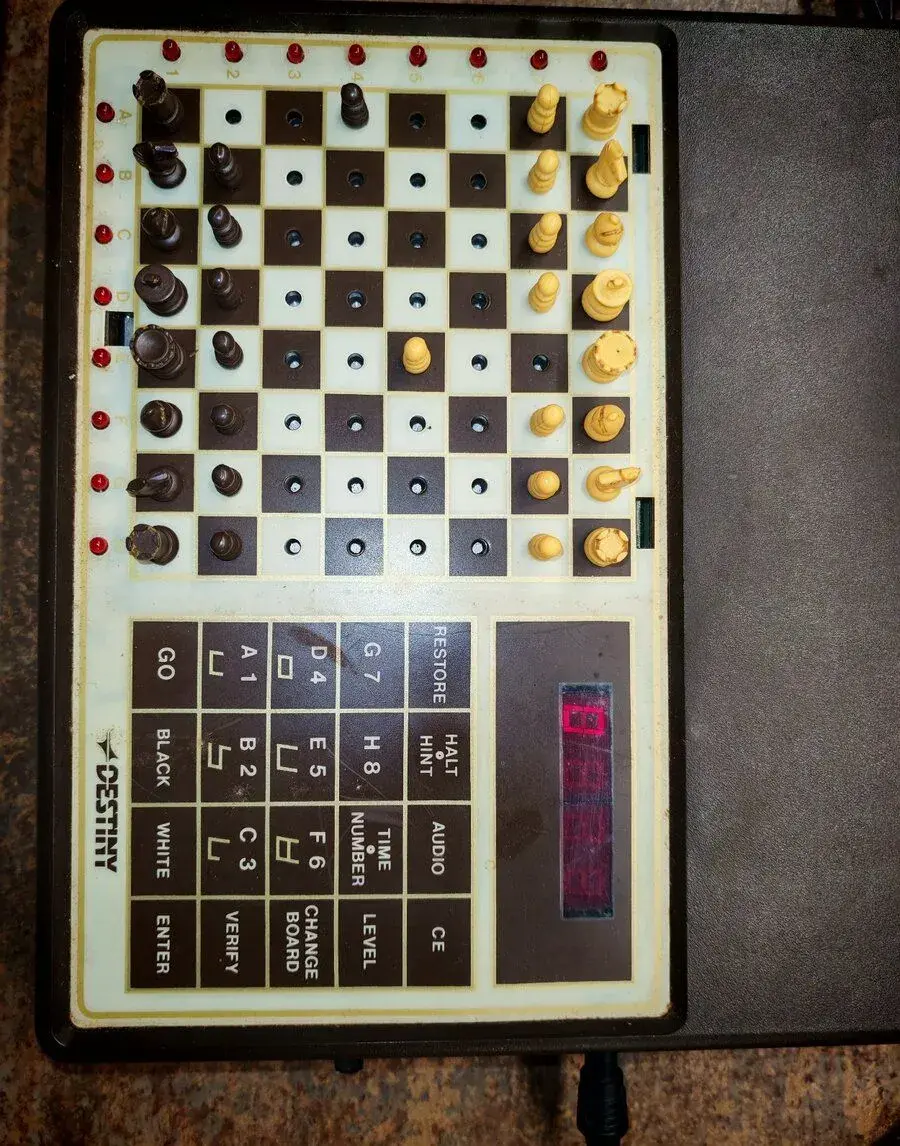 Historický elektronický šachový počítač Applied Concepts DES