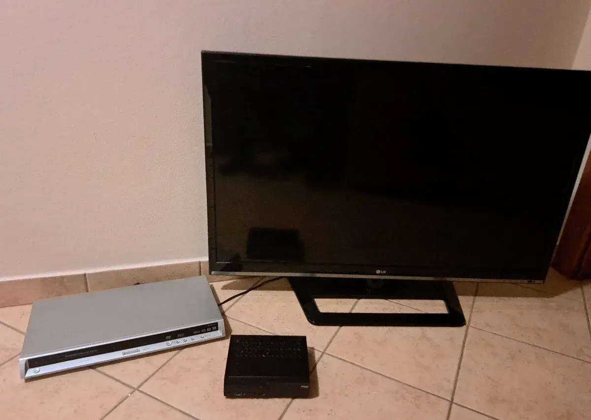 Set TV LG, dvd Panasonic, set top box