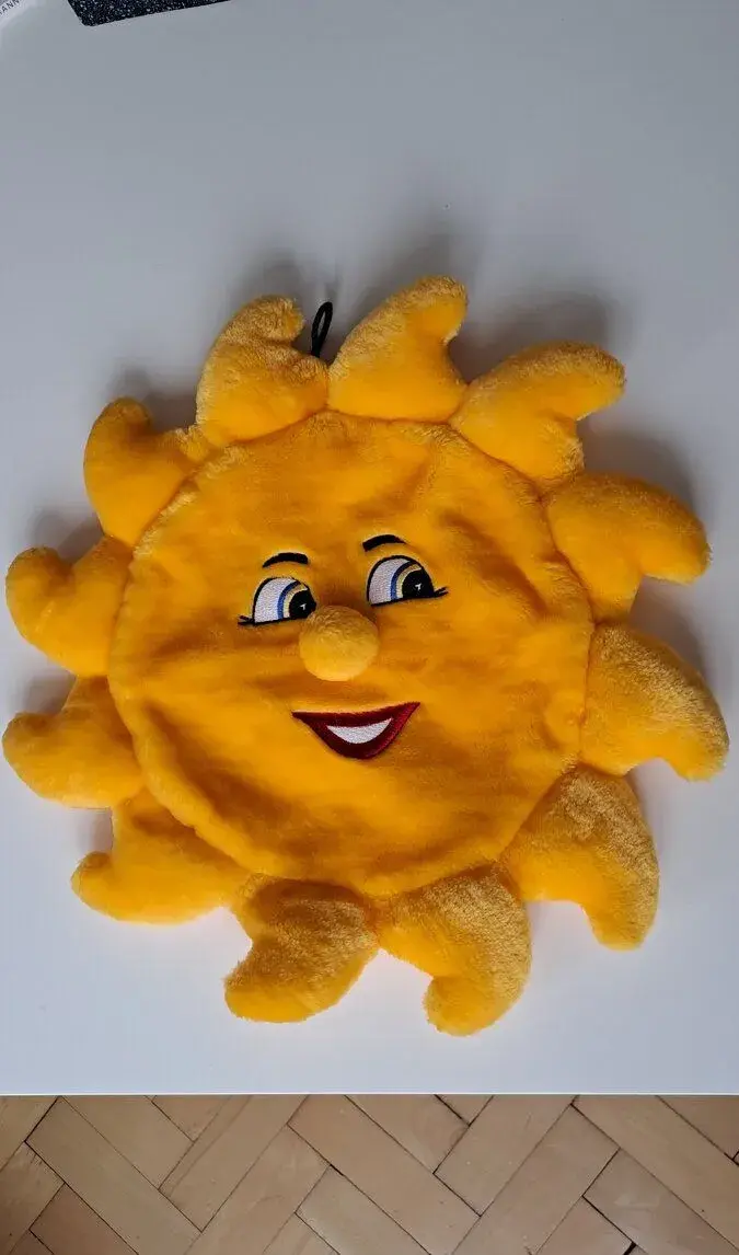 Plyšové sluníčko i k zavěšení.