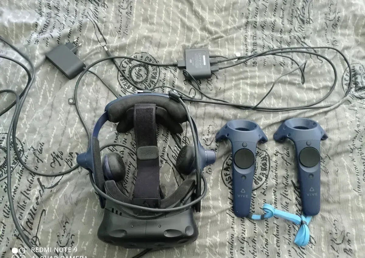 HTC Vive Pro 2 (VR Headset + Ovladače)