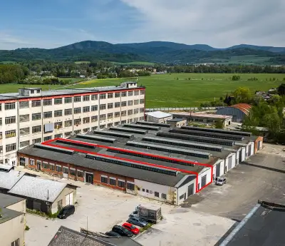 Pronájem prostorné haly 420 m² s klimatizovaným zázemím – Ra