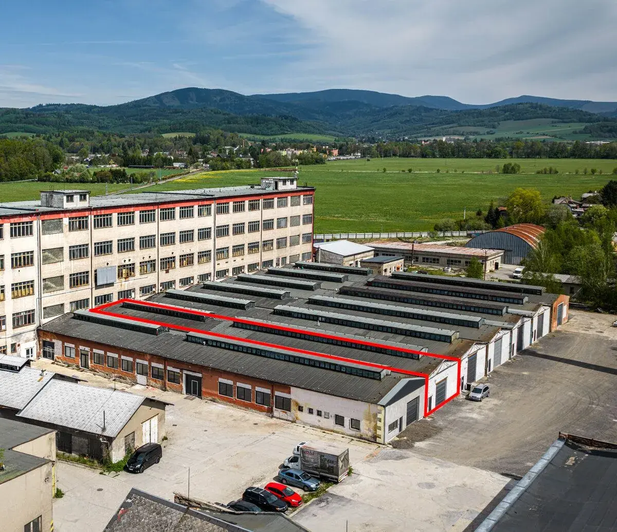 Pronájem prostorné haly 420 m² s klimatizovaným zázemím – Ra