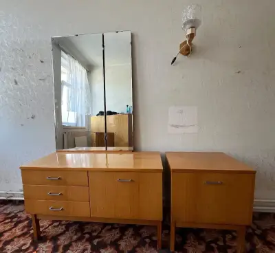 Toaletní stolek/komoda se zrcadlem a noční stolek retro