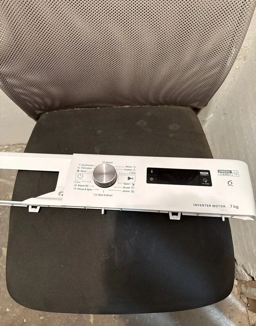 Ovládací panel pračky Whirlpool FreshCare+ 7 kg“.