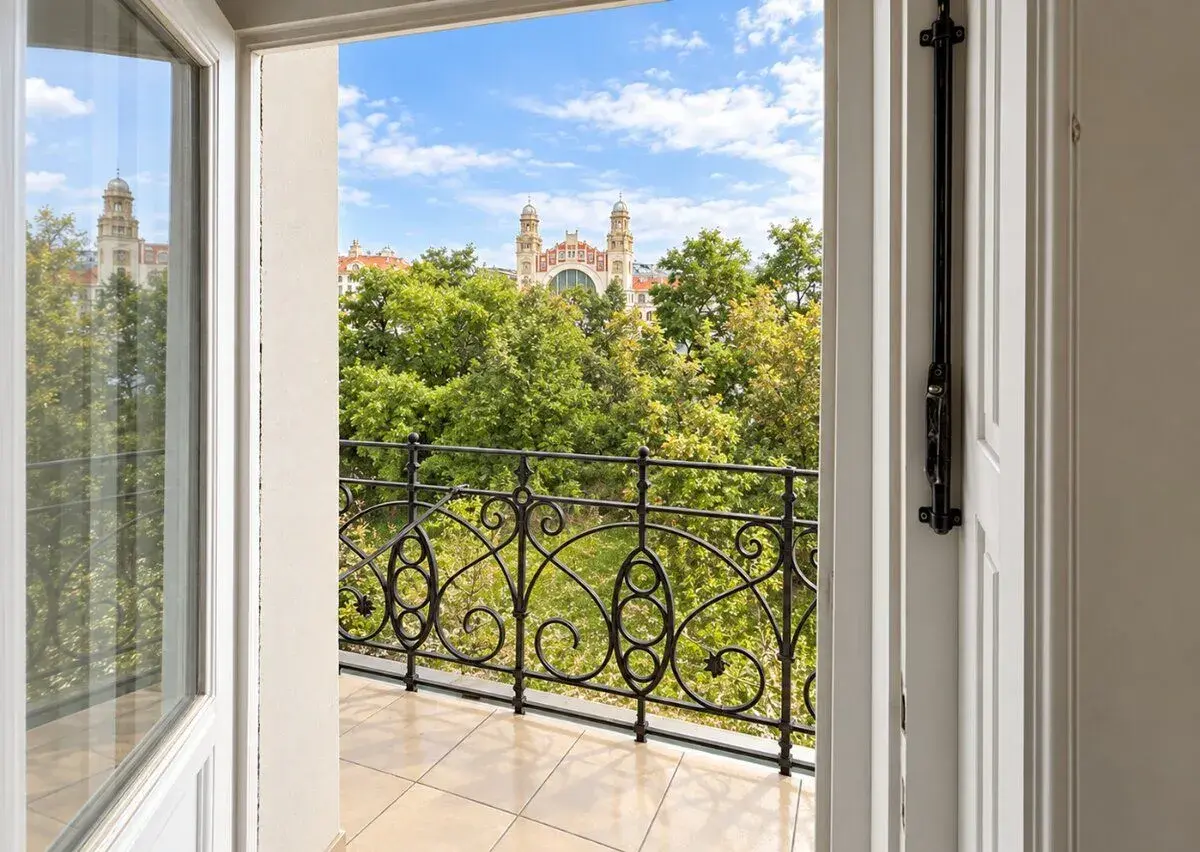 Pronájem světlé kanceláře s balkonem Opletalova Praha 1 26m2