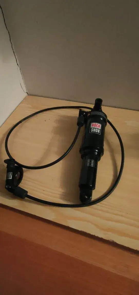 Tlumič zadního odpružení rock shox