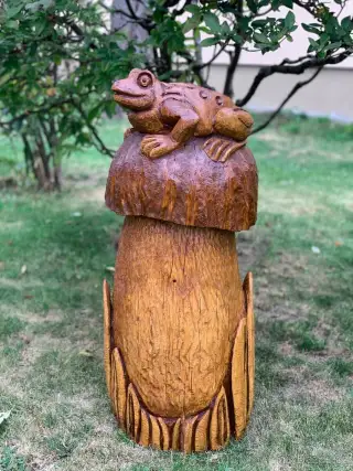 Dřevěná socha (dekorace 🍄‍🟫🐸)