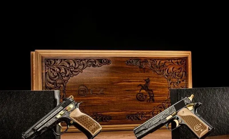 2x pistole CZ75 a Colt1911 Pocta legendám-Tribute to Legends