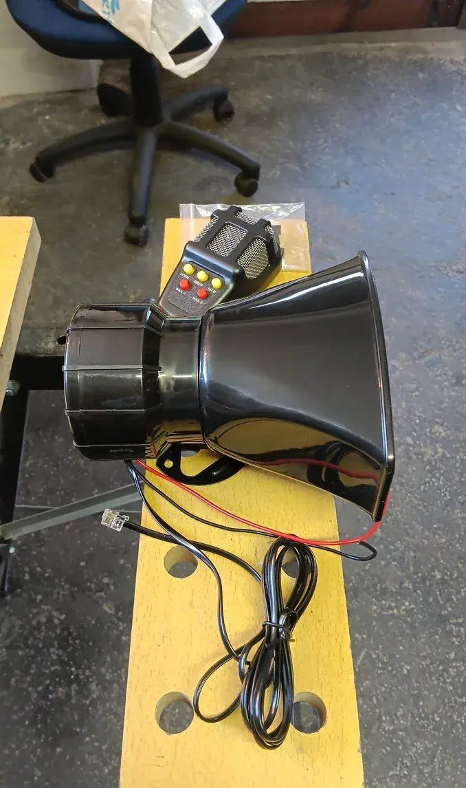 Reproduktor ( klakson) 12 V 100 W.