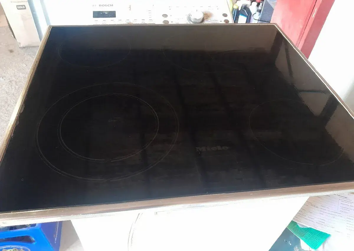 Miele sklokeramickou desku