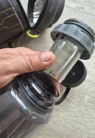 Lahev Nalgene 32oz s termoobalem a sítkem.