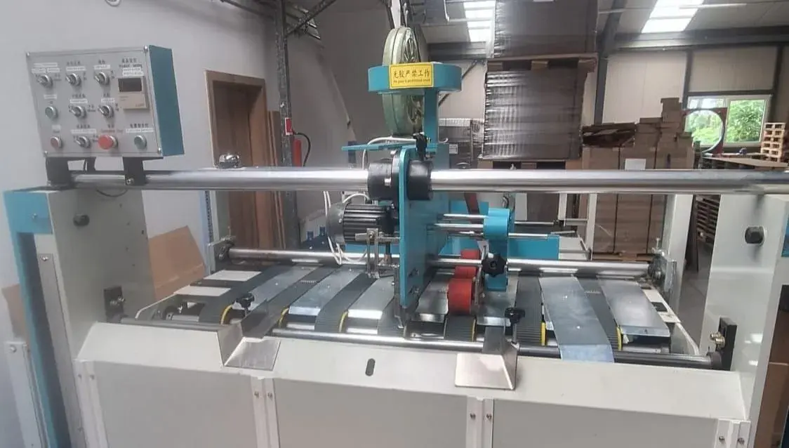 Poloautomatická lepička na klopové krabice BZX 2800