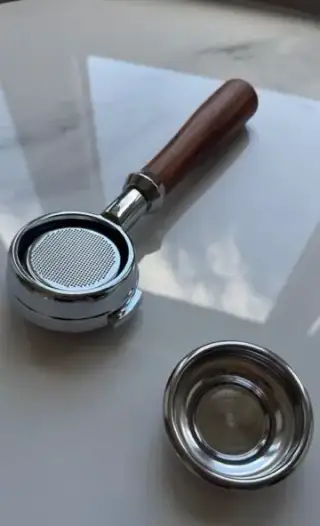 Portafilter (nahý) 58 mm s dřevěnou rukojetí + 2 košíky