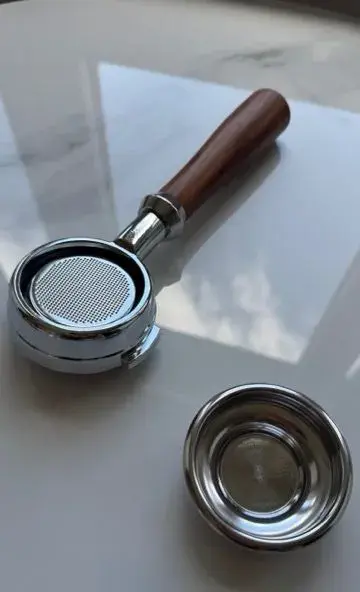 Portafilter (nahý) 58 mm s dřevěnou rukojetí + 2 košíky