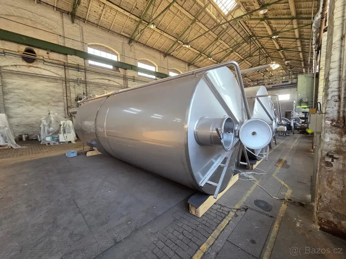 30000 litrů, Azzini model VSE 300 HL