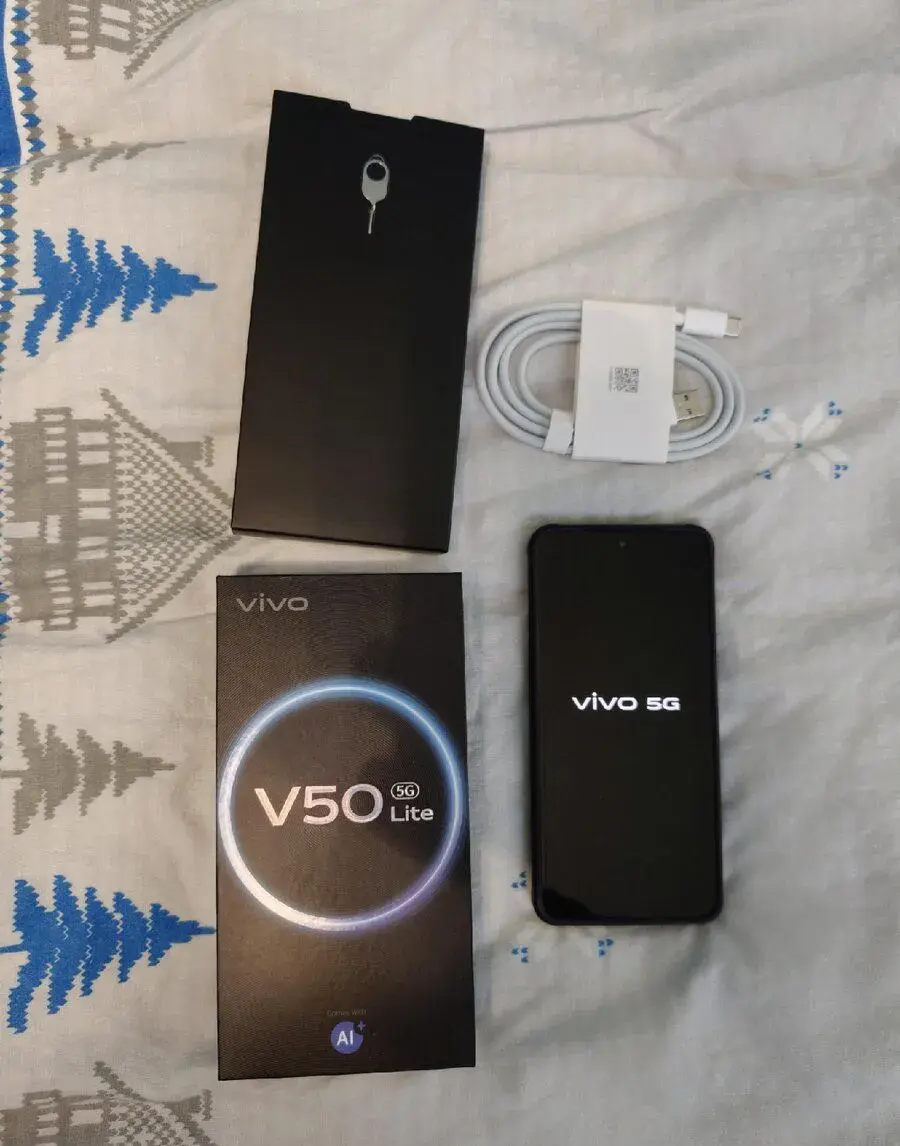 Mobilní telefon Vivo V50 Lite 5G, výborný stav, 100% baterie